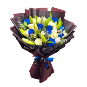 RAMO DE ROSAS AZULES Y FLORES BLANCAS