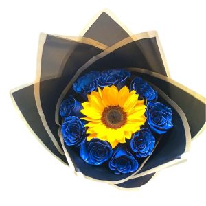 ROSAS AZULES Y 1 GIRASOL