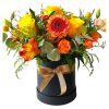 Caja elaborada con flores variadas.