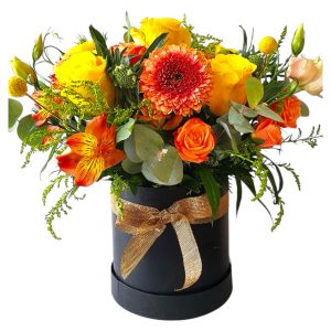 Caja elaborada con flores variadas.