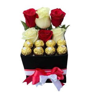 CAJITA CON ROSAS BLANCAS Y ROJAS